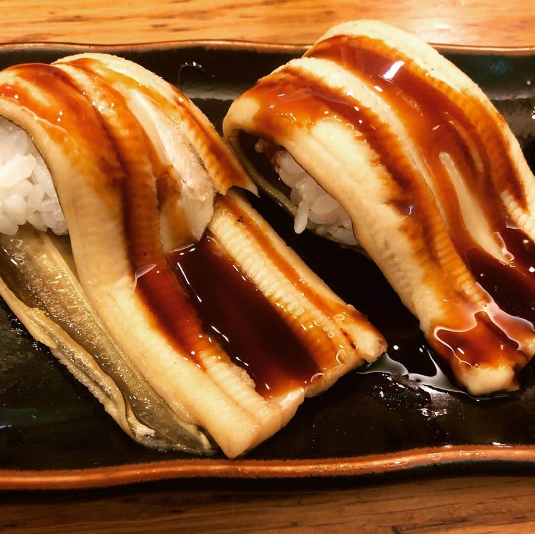 中村譲のインスタグラム：「投稿し忘れ寿司。 神戸に寄ったら必ず行く寿司屋「魚心」 二皿でお腹いっぱいになる、ドデカ寿司。 #神戸  #三宮グルメ  #寿司 #魚心三宮店  #デカイ  #美味い  #速攻満腹  #kobe #sannomiya #shushi #giant #huge」