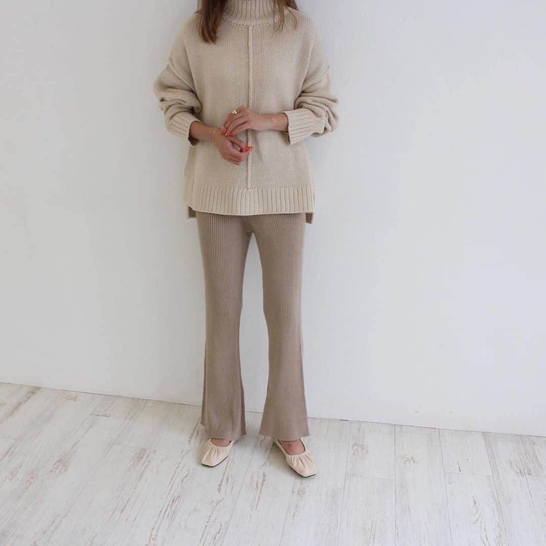 Mode Robeさんのインスタグラム写真 - (Mode RobeInstagram)「* * new item...✔︎ * リブフレアパンツ 【mr5193】  black,beige * * シルエットがとても綺麗なリブニットパンツ。 * *  cafe accountはこちら⬇︎ @mode_robe_cafe #MODEROBE #MODEROBE堀江店」10月10日 11時42分 - mode_robe_official