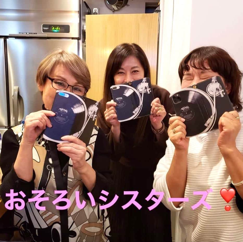 岡まゆみのインスタグラム：「これなーんだ？Jazz singer のウィリアムス浩子さんデザインの携帯ケース❗️ お揃い❗️ 六本木alfie 容子ママ、浩子さん、私❗️ 私の携帯何処ーーー⁉︎なんて事ない様にしないとです…😉 #六本木alfie #容子ママ#ウィリアムス浩子#携帯ケース飲み食い処　優　マサル#岡まゆみ」