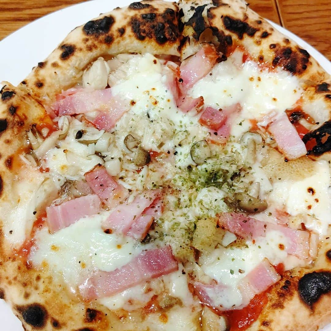 菊田あや子さんのインスタグラム写真 - (菊田あや子Instagram)「ランチミーティング🍕  👨に監督を紹介し、編集マンを紹介して頂きました💮  #くろねこピッツァ 久しぶり  👩👨で分け分けしながら、🍕を各種 ピッツァlunch  いろいろはなしが弾み共通項があり  ご縁結べたなぁ🍀  前に進みました～頑張ってね   He said  あや子さん step by step thank you 🙌  よっしゃ～  #菊田あや子 #グルメリポーター #テレビリポーター #ランチミーティング #編集マン #CM監督 #くろねこピッツァ #ご縁を結ぶ #ピッツァランチ #共通項 #次の予約 #山口ふるさと大使  #しものせき海響大使  #認知症サポーター #終活ガイド @ako.ayakokikuta3」10月10日 11時47分 - ako.ayakokikuta