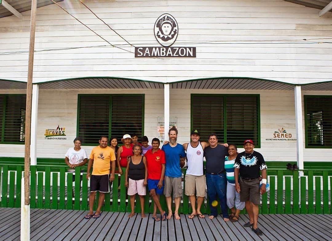 Sambazonさんのインスタグラム写真 - (SambazonInstagram)「サンバゾンはこれまでに595,184ドル(65,470,240円)を教育プロジェクトに寄付しています。 🙌  アサイーの収穫地である地域社会のために、いくつかの学校の建設や改築を支援してきました。  ブラジルの特定の地域では、子供たちが学校に通うには長い船に乗らなければならないため、多くの子供たちが家で過ごしています。 私たちの学校は、アサイーの収穫地に近い地域にあるため、学校に通う機会のない子供たちが教育を受けやすい環境が整っています。   私たちは資金援助を行い、いくつかの学校の建設や改革を支援し、最終的には800以上の家庭と1,000人以上の子供たちにサービスを提供しています！  #フェアトレード　#アサイー  #アマゾン　#オーガニック」10月10日 11時48分 - sambazon_jp