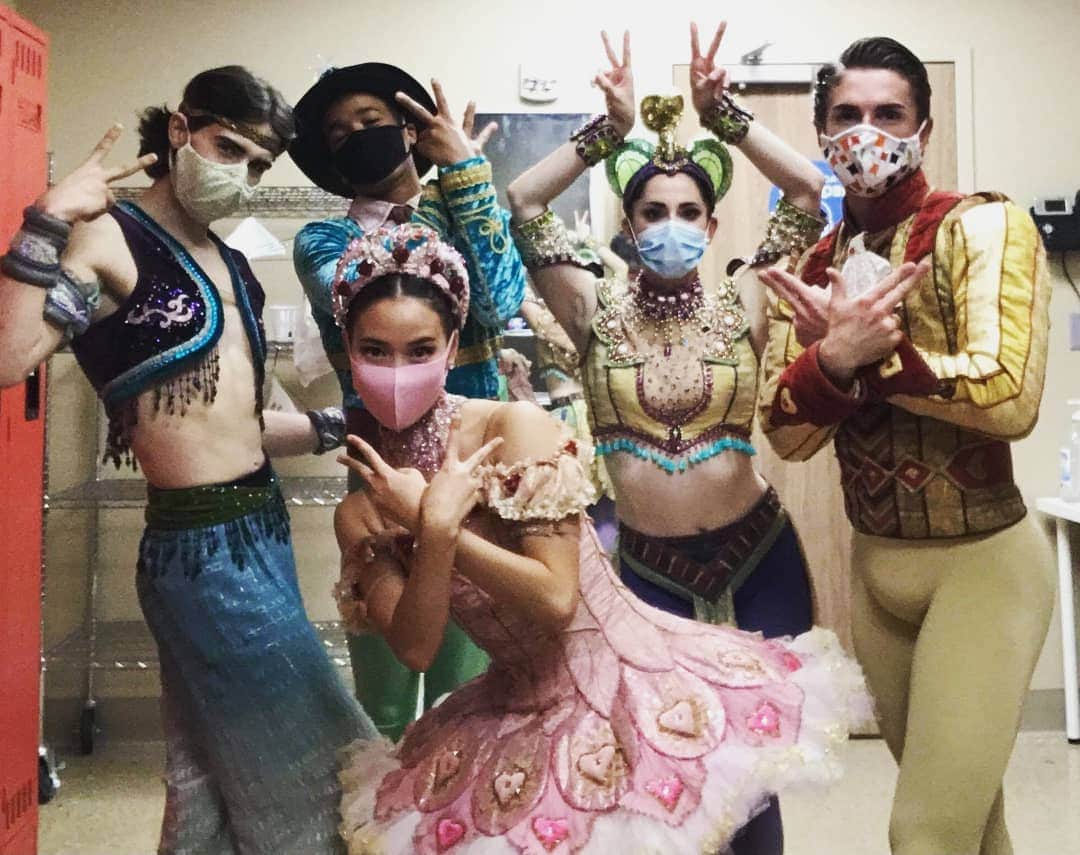 Lily Saito (齊藤莉理)のインスタグラム：「You are an average of the 5 people you surround yourself with.  ✌🏻 So grateful for these people.  Pod 2, it's been real ❤ Nutcracker filming officially DONE! #goodvibesonly」