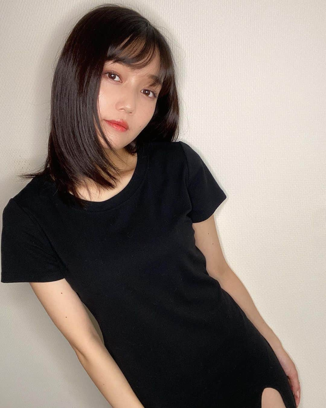 松川菜々花さんのインスタグラム写真 - (松川菜々花Instagram)「・ 夏に部屋着な感じで着てた @17kg_official さんのミニワンピ👗 スリットが入っててちょっぴりセクシーな感じ笑 夏に載せたかったのに今になった…  #部屋着　#ミニワンピ　#黒ワンピ　#17kg #イチナナキログラム」10月10日 11時49分 - matsukawa__nanaka