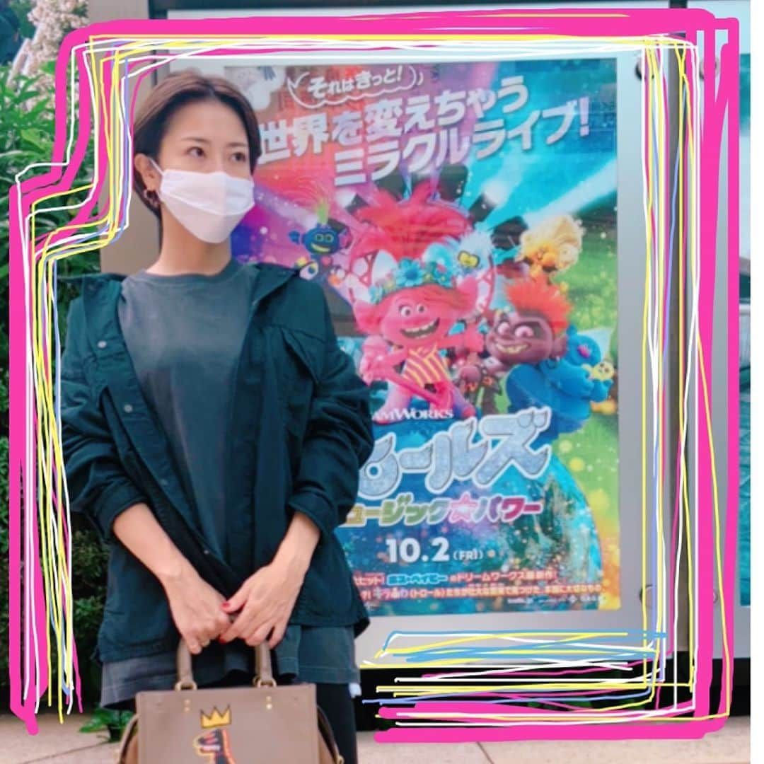 大和田美帆さんのインスタグラム写真 - (大和田美帆Instagram)「元々ワガコが大好きだった #トロールズ　が映画になって日本上陸ということで公開を楽しみにしていたワガコ。(キャンプ用チェアもトロールズ)  早速先週、行ってきました！ . . カラフルな気分になって 明るく映画館を出られる作品で！ 歌い踊りながらたくさん写真を撮りました。私は恥ずかしかったけど(^^;;  . #こどもとおでかけ  #trolls #映画鑑賞 写真を撮りたい ＆撮られたい時期の#5歳児  .  トロールズのサントラ聴いて 毎朝二人で踊ってます(o^^o)」10月10日 11時50分 - miho_ohwada