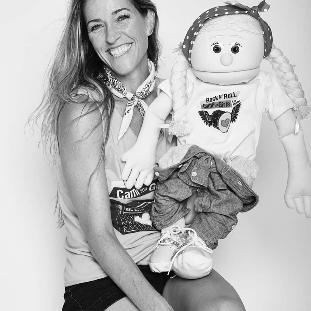 ジェイソン・ムラーズのインスタグラム：「This is my friend @chachachaska. Today is her birthday. She rocks at life - and on all instruments - and at sports - and at being an amazing friend, harmony finder, plant mom, health nut, and puppeteer. She brings good things to light with @rockcampla & @raining_jane and was an important contributor to our new album Look For The Good. To find the good, see Chaska. Happy birthday friend! It’s a pleasure to be stuck in a musical with you.」