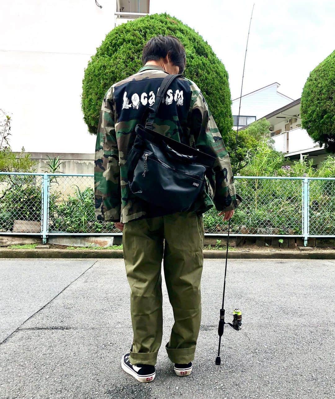 HASSYさんのインスタグラム写真 - (HASSYInstagram)「. 【💥本日のファッション👖🐢】 ■tops. →custom  army  jacket(@kenta_fridayz ). →DWS fuck all Tシャツ(@dws_garage ) ■pants. → フィッシャーマンズ ビブ オーバーオール(@cookman.jp ) ■shoes. →vansボールド(@vansjapan @vans ) ■rod. →TICT SRAM EXR-60S-Sis(@tict_official ) ■reel. Daiwa 15EXIST2003c(@daiwa_japan ) ■bag. GAME BAGⅡ(@magbite_official ) . ええやんかぁ〜🧑🏼‍🎤🐞👖👕🎣. . #ファッション #ファッションコーデ  #ootd4nylonjp  #FRIDAYS #localism  #クックマン #cookman  #フィッシャーマンズビブオーバーオール #オーバーオール  #オーバーオールコーデ  #クックマンコーデ  #vans #vansコーデ  #TICT #ティクト #MAGBITE #マグバイト #Daiwa #釣りファッション #お手軽ファッション  #fasion #ライトゲーム #アジング　#メバリング #ええやんかぁ」10月10日 17時20分 - hassy_upsetter