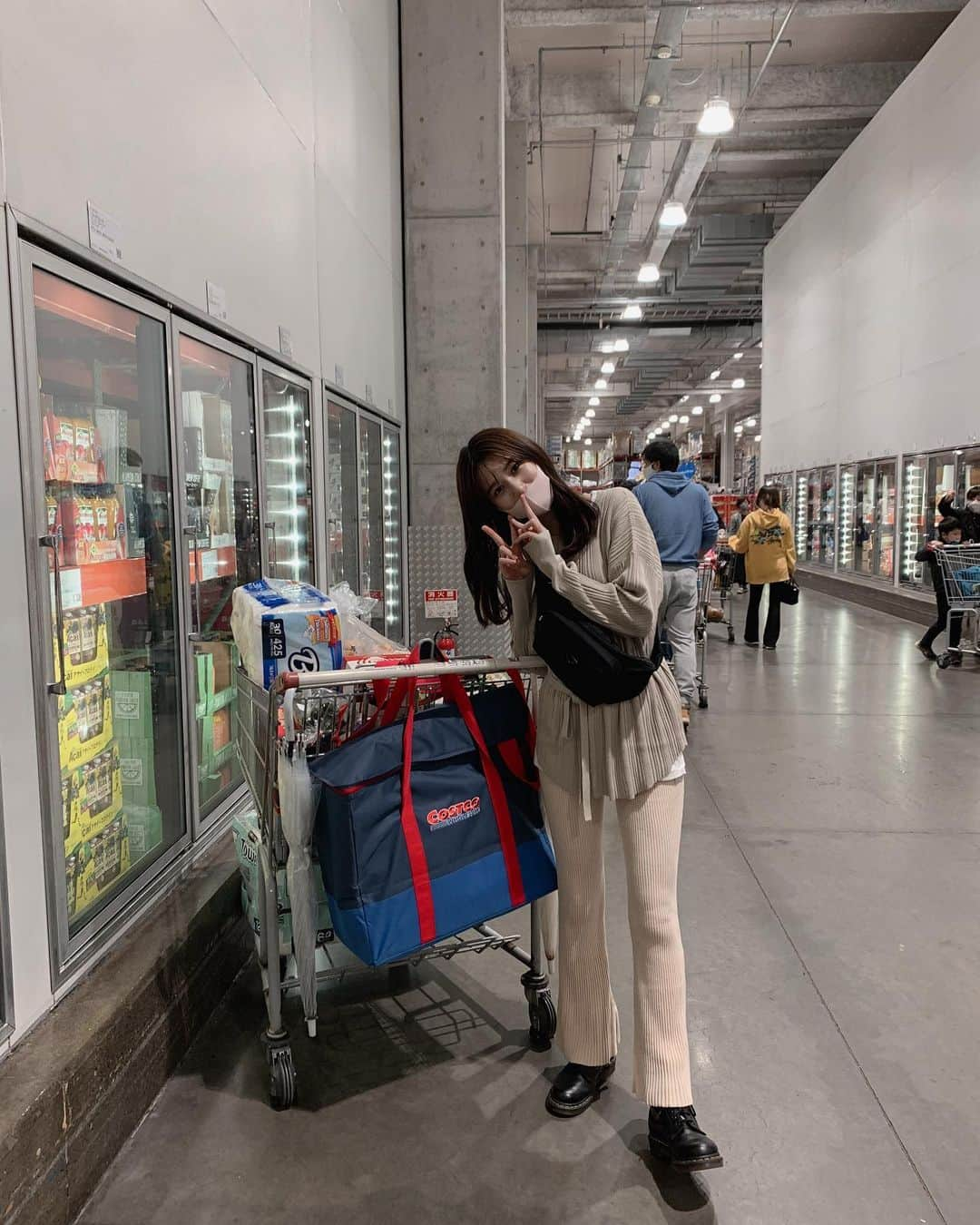 濱田よりかさんのインスタグラム写真 - (濱田よりかInstagram)「Costco day🛍✌️ . たまにしか運転しないから往復したらヘトヘト〜🚗🤒 . . . #ootd4nylonjp」10月10日 17時20分 - yorika_hamada