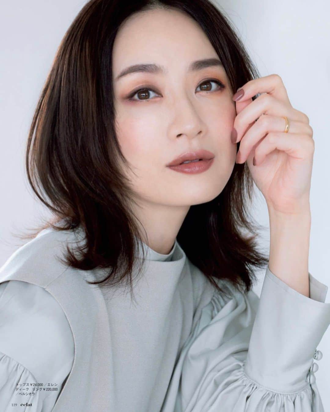 のインスタグラム：「éclat 11月号「いいことづくしの赤みブラウンパレット」お仕事させていただきました。  秋色の美しいパレットに気持ちが華やぎます。  ぜひご覧くださいませ。  photographer  @emiko.tennichi  hairandmakeup @chigirakeiko  stylist @hitokogoto  model @kotamaofficial   #エクラ#メイク#秋メイク#ブラウン#ボルドー #éclat#magazine#autumnmakeup」