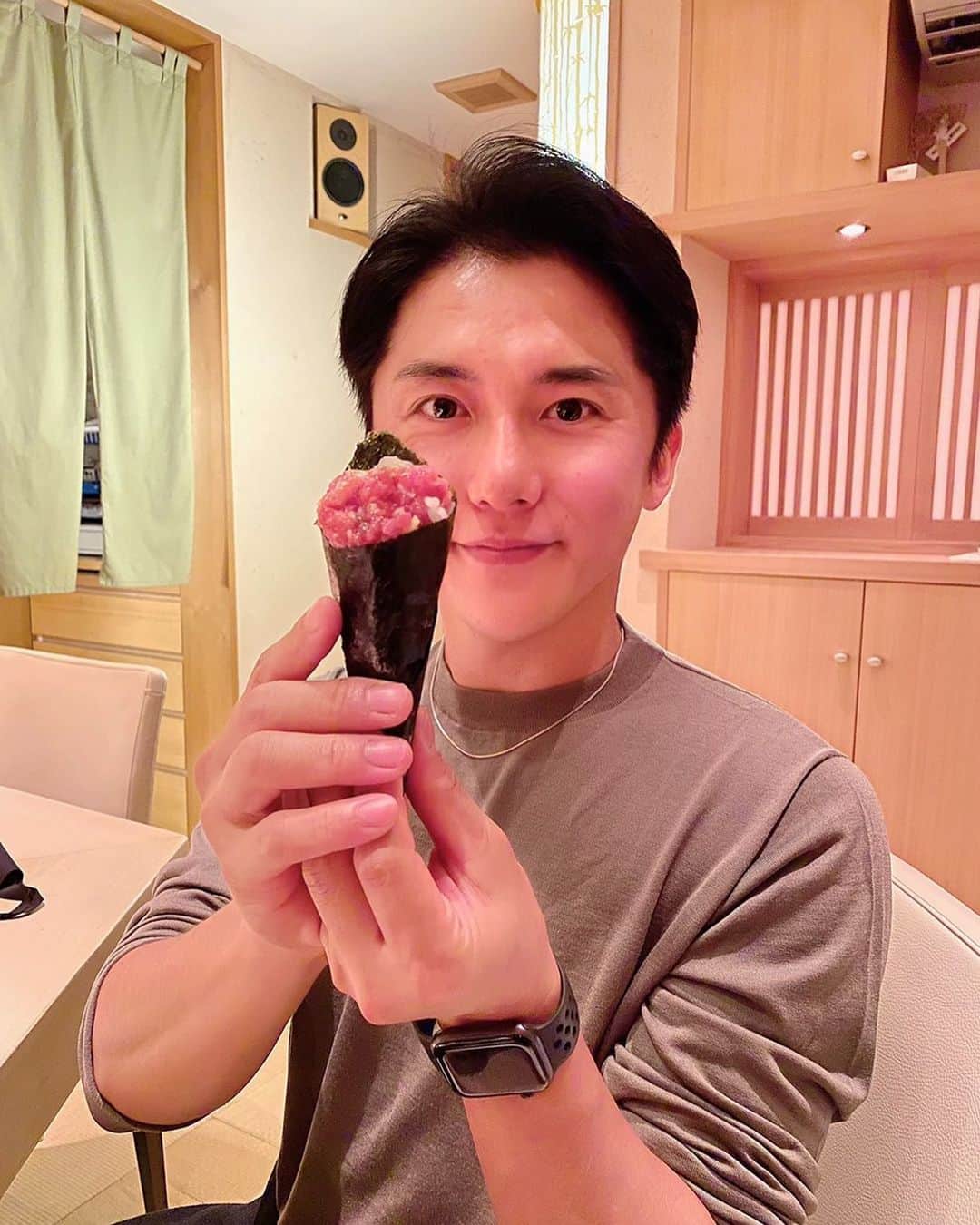 久永輝明のインスタグラム：「昨日は自分の誕生日を家族でお祝いしてもらいました。画像はネギトロの花束風手巻き寿司です⭐️ 40代突入です。 この40代は健康と笑顔を軸に家族の幸せを1番にがんばろうと思います。 また、京都から上京をしてから23年間、沢山の仲間や関係者からの支えがあり、今があることを改めて感謝しております。ありがとうございました。 この新時代で困難なことも少なくないですが、ご覧の皆さんのご健康とご多幸を祈念してます。 最後に、いつもそばで支えてくれてありがとう。愛する妻へ😘」