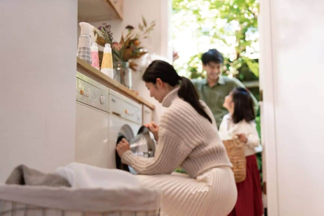 カインズさんのインスタグラム写真 - (カインズInstagram)「【カインズデザイン展 -vol.6-】  おうち時間が快適になる おしゃれで便利な 暮らしアイテムに出会える  カインズと日用品メーカーがコラボレーションしたデザインプロジェクト『カインズデザイン展』が始まります。  6回目となる今回も、ふだん使っている日用品にカインズならではのデザインをくわえ、くらしを楽しく、心地よくしました。  洗練されたカラーで秋にあう爽やかなパッケージデザインの「P&GファブリーズW除菌」、バスルームにもなじむ大理石をあしらったデザインの「花王スマートホルダーセット」など… カインズのオンラインショップ・店舗でしか手に入らない、オリジナルデザインの限定商品が続々とラインアップ。  オンラインショップ・店頭で、本日10/10(土)よりスタートいたします。 商品の人気投票キャンペーンやInstagramでのライブ配信など、さまざまなWebイベントも開催！ ぜひ、チェックしてみてくださいね。  ※一部店舗は対象外となります。ご了承ください。  動画はこちら https://youtu.be/5wgZ3hQnJ28/  特設サイト https://www.cainz.com/jp/design_exhibition/  #cainz #cainzhome #カインズ #カインズホーム #くらしにららら #カインズデザイン展  #vol6 #デザイン展 #メーカー #コラボ #オリジナルデザイン #日用品 #期間限定 #数量限定 #限定デザイン #おうち時間 #おうちごはん #家族 #designexhibition #暮らし #暮らしを楽しむ #暮らしを整える #暮らしの道具 #丁寧な暮らし #丁寧な生活 #シンプルな暮らし #シンプルな生活 #シンプルライフ」10月10日 12時00分 - cainz_official