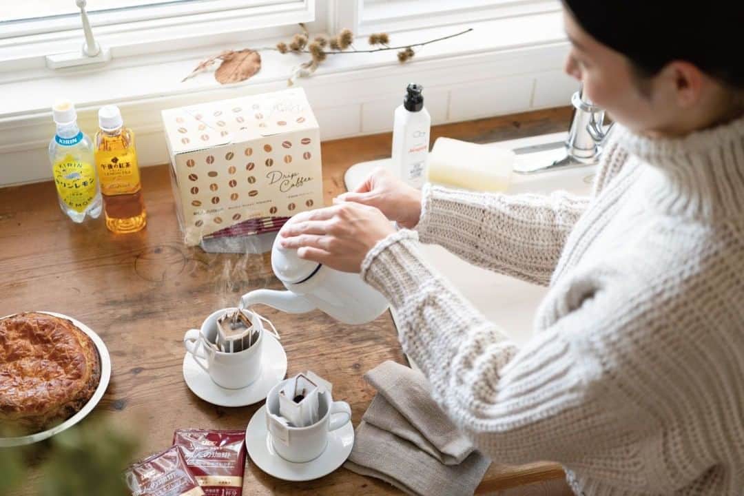 カインズさんのインスタグラム写真 - (カインズInstagram)「【カインズデザイン展 -vol.6-】  おうち時間が快適になる おしゃれで便利な 暮らしアイテムに出会える  カインズと日用品メーカーがコラボレーションしたデザインプロジェクト『カインズデザイン展』が始まります。  6回目となる今回も、ふだん使っている日用品にカインズならではのデザインをくわえ、くらしを楽しく、心地よくしました。  洗練されたカラーで秋にあう爽やかなパッケージデザインの「P&GファブリーズW除菌」、バスルームにもなじむ大理石をあしらったデザインの「花王スマートホルダーセット」など… カインズのオンラインショップ・店舗でしか手に入らない、オリジナルデザインの限定商品が続々とラインアップ。  オンラインショップ・店頭で、本日10/10(土)よりスタートいたします。 商品の人気投票キャンペーンやInstagramでのライブ配信など、さまざまなWebイベントも開催！ ぜひ、チェックしてみてくださいね。  ※一部店舗は対象外となります。ご了承ください。  動画はこちら https://youtu.be/5wgZ3hQnJ28/  特設サイト https://www.cainz.com/jp/design_exhibition/  #cainz #cainzhome #カインズ #カインズホーム #くらしにららら #カインズデザイン展  #vol6 #デザイン展 #メーカー #コラボ #オリジナルデザイン #日用品 #期間限定 #数量限定 #限定デザイン #おうち時間 #おうちごはん #家族 #designexhibition #暮らし #暮らしを楽しむ #暮らしを整える #暮らしの道具 #丁寧な暮らし #丁寧な生活 #シンプルな暮らし #シンプルな生活 #シンプルライフ」10月10日 12時00分 - cainz_official
