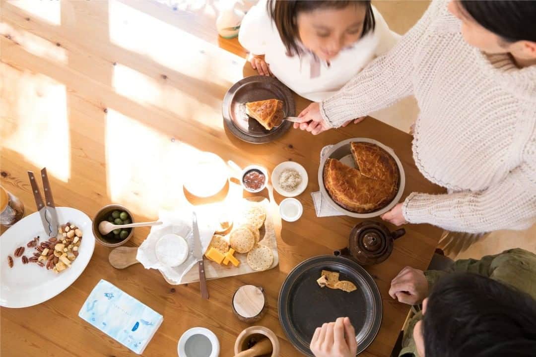 カインズさんのインスタグラム写真 - (カインズInstagram)「【カインズデザイン展 -vol.6-】  おうち時間が快適になる おしゃれで便利な 暮らしアイテムに出会える  カインズと日用品メーカーがコラボレーションしたデザインプロジェクト『カインズデザイン展』が始まります。  6回目となる今回も、ふだん使っている日用品にカインズならではのデザインをくわえ、くらしを楽しく、心地よくしました。  洗練されたカラーで秋にあう爽やかなパッケージデザインの「P&GファブリーズW除菌」、バスルームにもなじむ大理石をあしらったデザインの「花王スマートホルダーセット」など… カインズのオンラインショップ・店舗でしか手に入らない、オリジナルデザインの限定商品が続々とラインアップ。  オンラインショップ・店頭で、本日10/10(土)よりスタートいたします。 商品の人気投票キャンペーンやInstagramでのライブ配信など、さまざまなWebイベントも開催！ ぜひ、チェックしてみてくださいね。  ※一部店舗は対象外となります。ご了承ください。  動画はこちら https://youtu.be/5wgZ3hQnJ28/  特設サイト https://www.cainz.com/jp/design_exhibition/  #cainz #cainzhome #カインズ #カインズホーム #くらしにららら #カインズデザイン展  #vol6 #デザイン展 #メーカー #コラボ #オリジナルデザイン #日用品 #期間限定 #数量限定 #限定デザイン #おうち時間 #おうちごはん #家族 #designexhibition #暮らし #暮らしを楽しむ #暮らしを整える #暮らしの道具 #丁寧な暮らし #丁寧な生活 #シンプルな暮らし #シンプルな生活 #シンプルライフ」10月10日 12時00分 - cainz_official