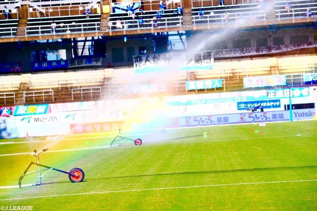 Ｊリーグさんのインスタグラム写真 - (ＪリーグInstagram)「.﻿ スタジアムで虹を発見📸👀﻿ ﻿ サッカー観戦の小さな楽しみ🌈✨﻿ ﻿ #Ｊリーグ﻿ #jleague﻿ #サガン鳥栖﻿ #駅前不動産スタジアム﻿ ﻿ #スタジアム #stadium﻿ #景色 #風景 ﻿ #虹 #rainbow #rainbow🌈﻿ #にじ#虹色 #七色﻿ #nizi #🌈﻿ #空 #そら #青空﻿ #空が好きな人と繋がりたい ﻿ #そら部 #そらがすき」10月10日 12時00分 - jleaguejp