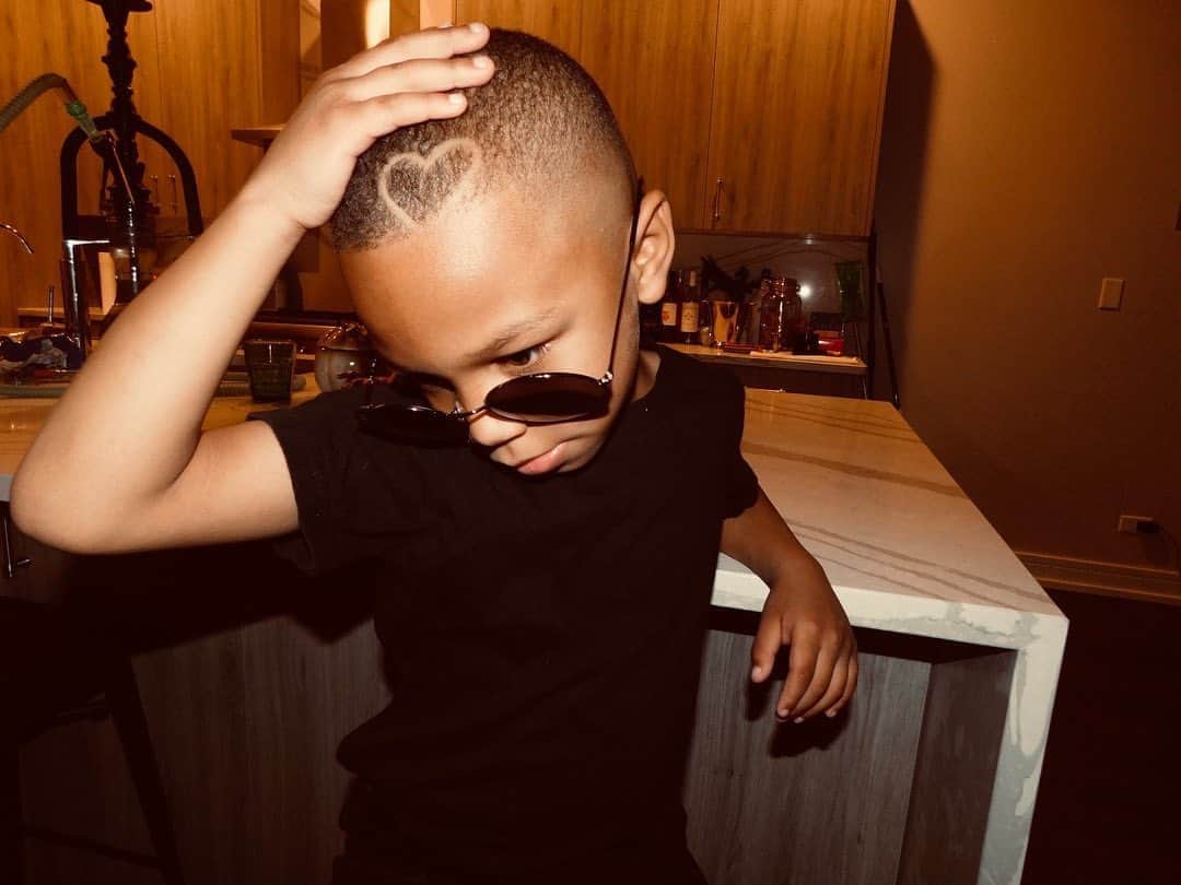 ネイト・ロビンソンのインスタグラム：「@champagnepapi my son @pablo.chakur said he’s taking over for the lite skins niggas !! Lol #Holdat」