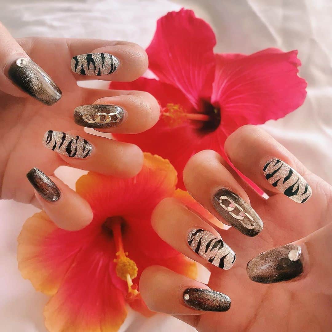 鈴木まりなのインスタグラム：「New Nail   @list.nail 担当 盛さん   マグネットネイルと大好きなゼブラ柄で渋めのネイルにして頂きました🖤🖤  最近で一番のお気に入り🌺💕💕    ↓↓↓ List. 📞06-6253-0031 📍大阪府大阪市中央区南船場4-12-8 関西心斎橋ビル7Ｆ         #マリナネイル #ネイルデザイン #マグネットネイル #大阪ネイルサロン #ネイルでマインドリセット  #list_nail #nail #naildesign #autumnnails #nailsofinstagram #nailitdaily #nailsmagazine #nailonfleek #firenails」