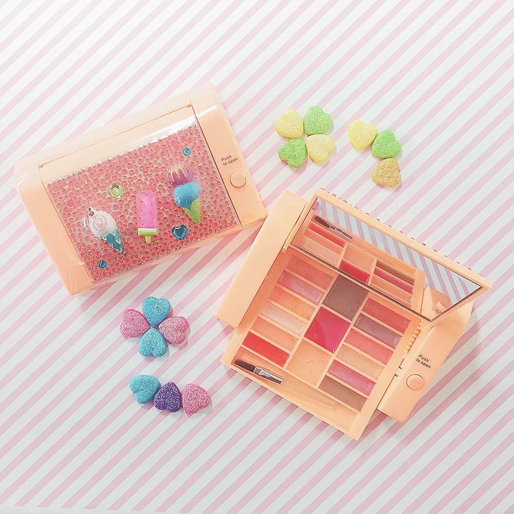 クレアーズさんのインスタグラム写真 - (クレアーズInstagram)「🍭TOY-COSMETICS（トイコスメ）🍭 クレアーズのとってもフォトジェニックなコスメ💕🌈💜 . ボタンを押すと飛び出すリップパレットはなんと15色も入ってる🥳 . おもちゃ（TOY）みたいだけど、しっかりコスメ✨ ミラーもついて使いやすい😆🎨🌈 【特別価格700円+税】 . 事業終了に伴い、クレアーズ日本公式Instagramは10月20日で更新を終了、10月31日にアカウントを退会いたします🥺 最後の日までどうぞクレアーズ日本Instagramをお楽しみください🌈 . 11月以降はクレアーズのワールド公式Instagram @clairesstores をフォローしてクレアーズのカワイイアイテムをチェックしてね⭐️ . #claires #fashion #kawaii #クレアーズ #ファッション #カワイイ #accessory #アクセサリー #トレンド #おしゃれ #プチプラ  #トイコスメ #コスメ #ユニコーン #ファンシー #ファンタジー #pop #TOYコスメ #レインボー #リップグロス #キッズコスメ#キッズコスメセット #コスメセット#プチギフト #コンパクト#コンパクトミラー」10月10日 12時11分 - clairesjapan