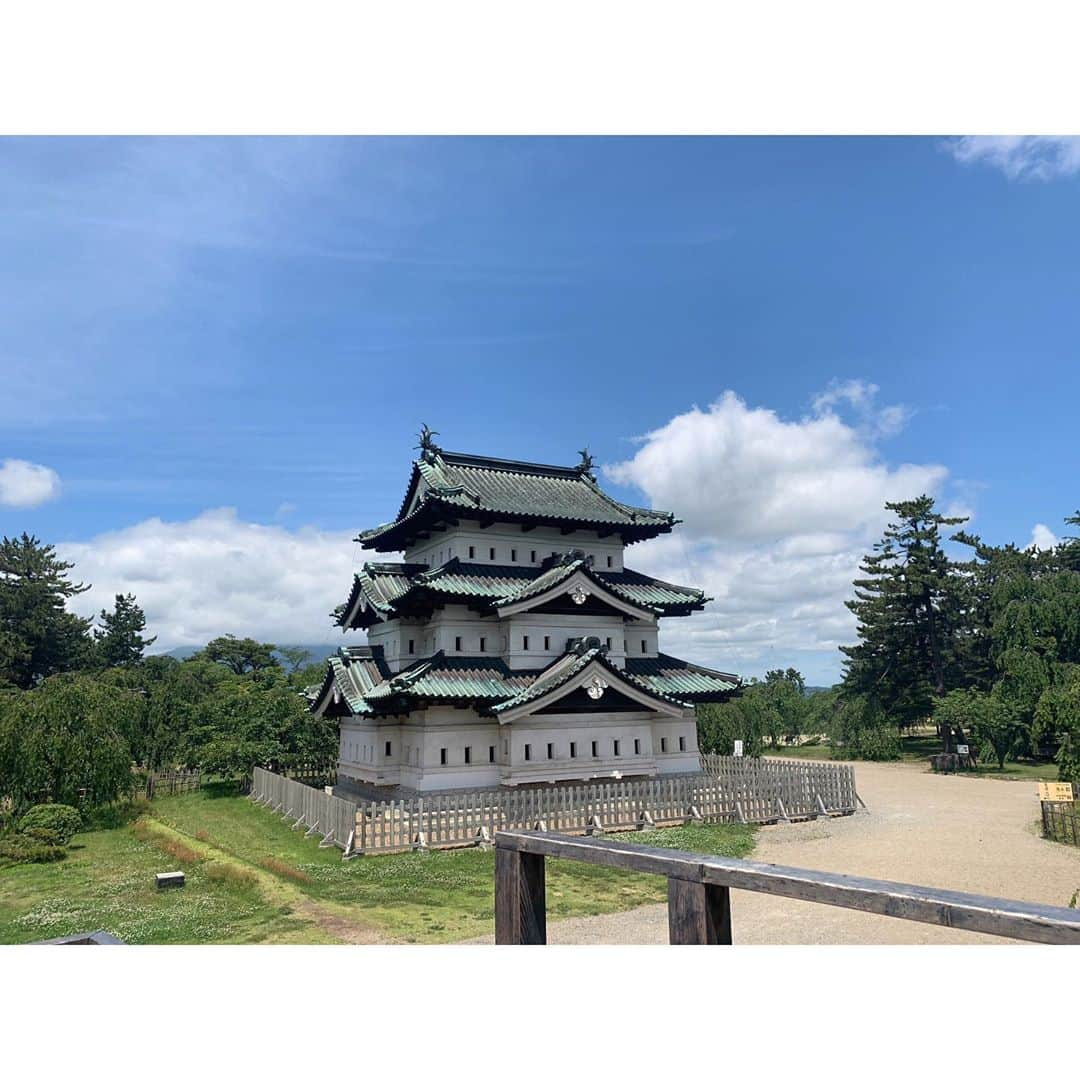 高野桃子さんのインスタグラム写真 - (高野桃子Instagram)「10月のANAセレクトラベル🛫〜青森編〜 今回もここは外せないススメのスポット厳選して取材してます 改修工事で移動していた弘前城🏯ちょうど新緑な時期でしたが春は桜🌸で有名な弘前公園〜  ANAご利用の方是非機内誌ものぞいてねー！ #セレクトラベル  #リポーター  #ANA #フジテレビジョン  #travel  #青森 #aomori #弘前市 #弘前公園 #弘前城 #旅ナビ   #東北 #東北旅 #tohokutrip」10月10日 12時07分 - takano_sd