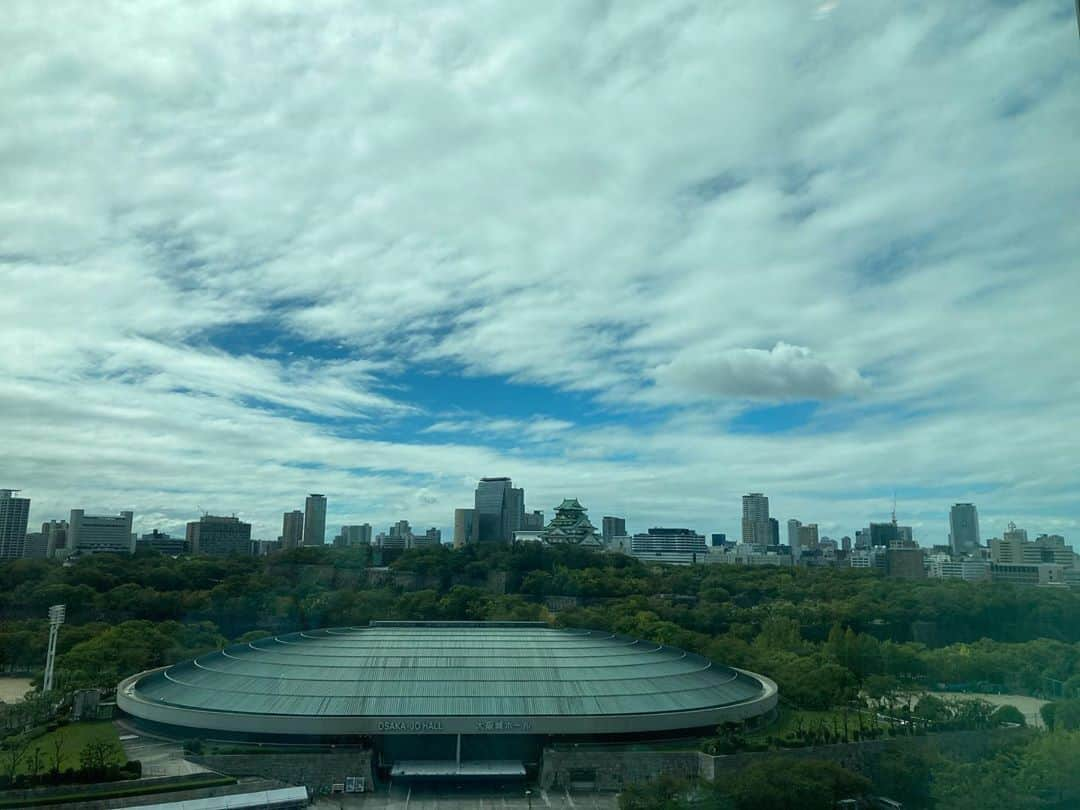 牧野誠三さんのインスタグラム写真 - (牧野誠三Instagram)「台風14号は、日本列島から離れるコースをとりました。 ytvから見た大阪城方向には、青い空と陽射しがでています。 雨は降っている地域はまだまだありますから余談は許さず、土砂災害には十分気をつけてください。 ぁ、大阪城ホールイベントに人の列が見える。 野球場は、水溜りがありますね。 #ytvアナウンサー  #ytv  #牧野誠三 #台風14号 大阪城 #青空」10月10日 12時19分 - makino_seizo_freeter