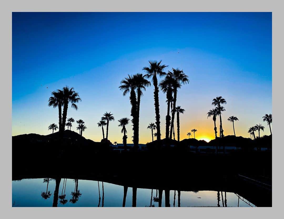ハウィー・ケンドリックのインスタグラム：「Sunset from the golf course. Love Az this time of the year.」