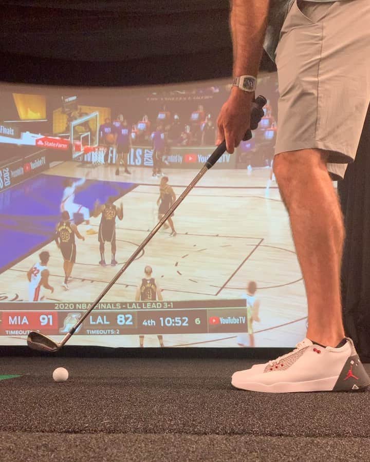 のインスタグラム：「Watching the game & hitting balls 👊🏻👊🏻 #nbafinals @jumpman23 @richardmille」