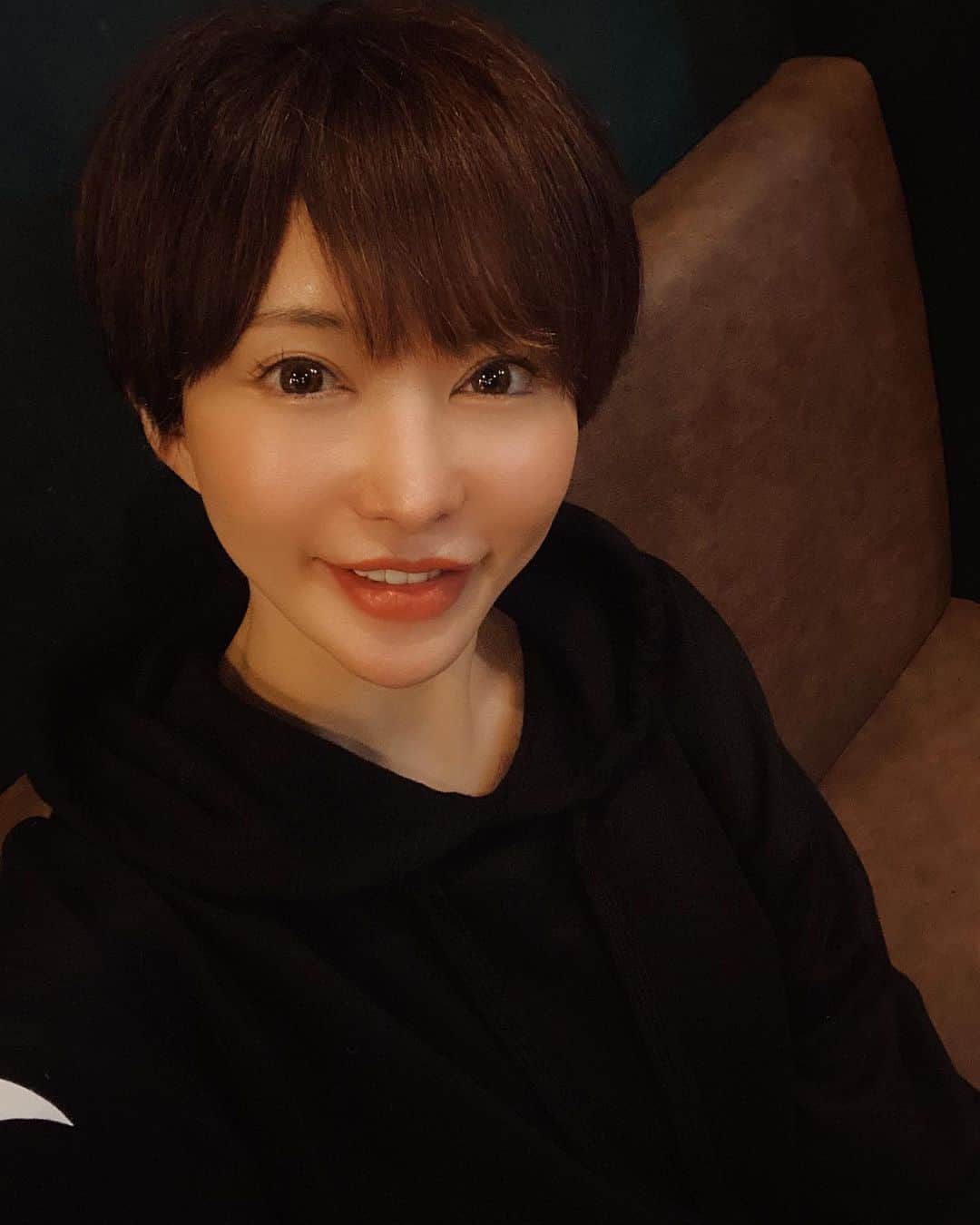 里美ゆりあのインスタグラム：「キャップとかTシャツとかステッカーとかオリジナルで作ったら皆着てくれるかな？？☺️  #打ち合わせ #キャップ #tシャツ #オリジナル #ステッカー #里美ゆりあ」