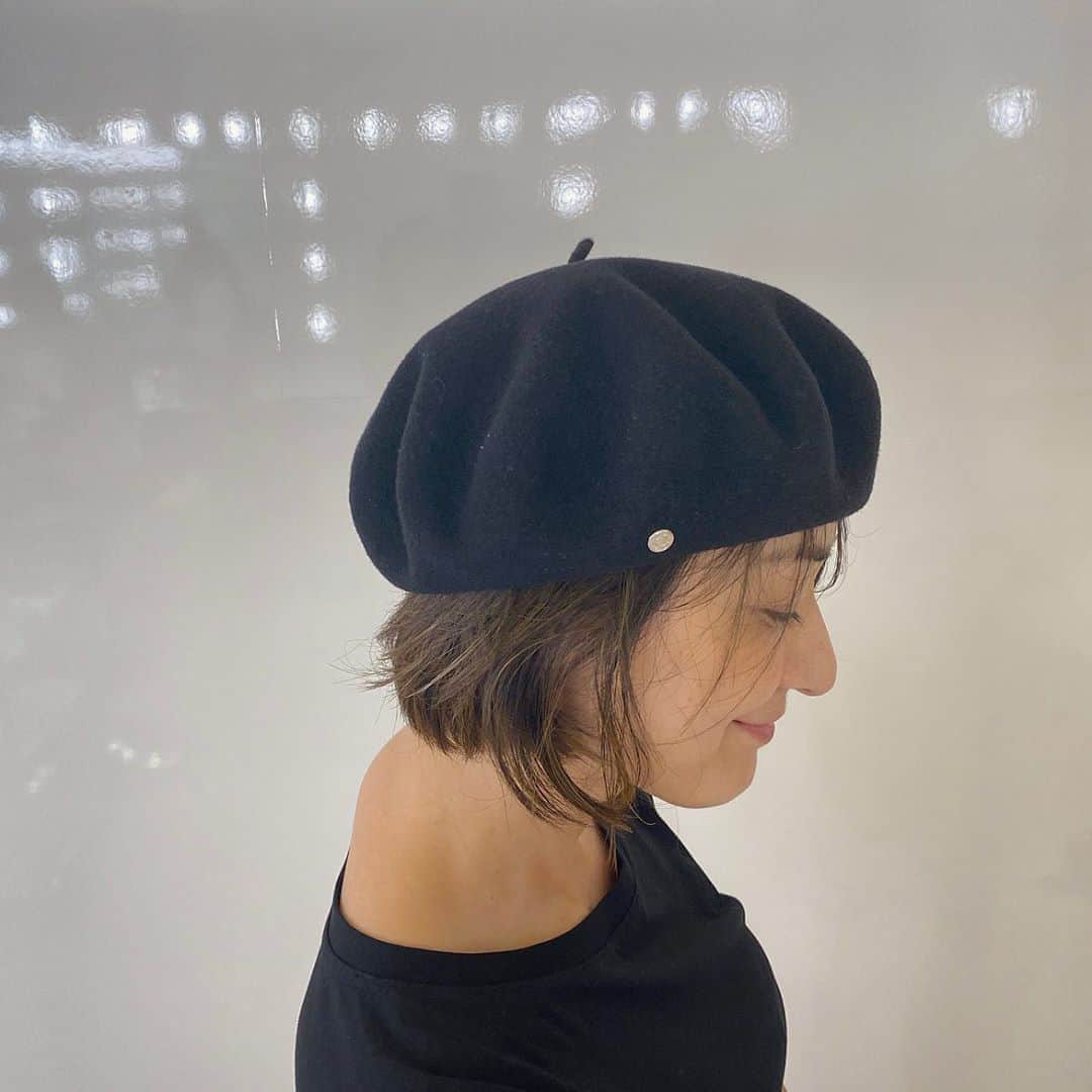 富岡佳子さんのインスタグラム写真 - (富岡佳子Instagram)「#エクラ11月号　「エルメスの最上質に包まれて」で着用させていただいたベレー帽です…この頃はまだヘアーはボブですね。 20代で頻繁にかぶっていたのですがあまりに遠い昔過ぎてかぶり方を忘れ気味でした😆 ページでは、Hairさんが素敵にかぶせてくださっているので是非誌面も合わせてご覧下さいね。#hermes」10月10日 12時18分 - yoshikotomioka