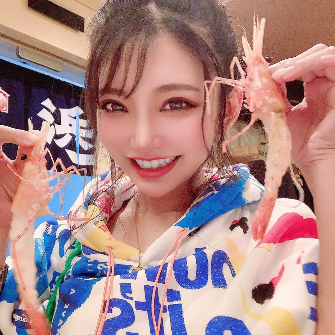 AYAさんのインスタグラム写真 - (AYAInstagram)「🦐海老ィーーー！🦐  北海道と言えば海鮮。 海鮮好きの私からしたら 宝庫でしかないよーー♡♡  #札幌#すすきの#北海道#海鮮#エビ #海老#🦐#るるぶトラベル#goto #gotoキャンペーン#旅行#trip#✈️ #観光地#観光スポット#浜っ子」10月10日 12時22分 - _aya.x.26_