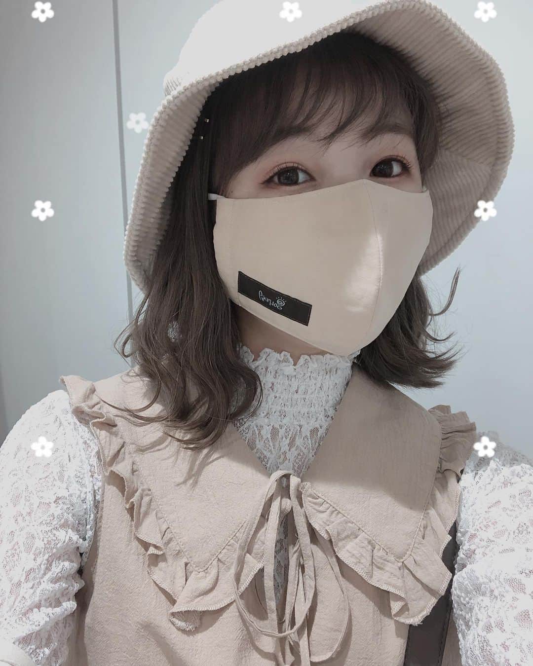 中西香菜のインスタグラム：「😷ますく😷﻿ ・﻿ ♡﻿ ・﻿ もともとますくが売ってなくて、﻿ 探し回った日々がなつかしいくらい﻿ お店にはますくが販売されています☺️﻿ ありがたいですね😭🙏﻿  • 【@solpenna_accessory 】 でますくを制作しました！ 着け心地や、﻿ お洋服に合うかとか、﻿ 小顔に見えるかとかも考えるようになり﻿ 布選びからこだわりました😷😷﻿ ・﻿ ♡﻿ ・﻿ ♡﻿ ・﻿ #ソルペンナ﻿ #solpenna﻿ #ハンドメイド﻿ #ハンドメイドマスク﻿ #小顔マスク﻿ #マスク #マスク販売 #小顔 #ハンドメイドアクセサリー #アクセサリー #中西香菜﻿」