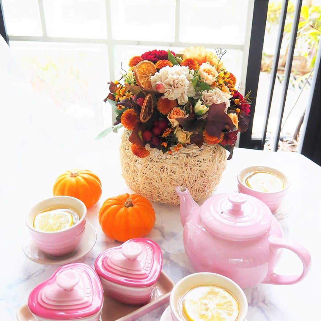 Kuboi Ayumiさんのインスタグラム写真 - (Kuboi AyumiInstagram)「我が家ではいつも何かしらお花があるようにしているのですが﻿ やっぱり素敵なフラワーアレンジがあると家の中も華やかに。﻿ ﻿ はこねフローリスト（@hakoneflorist.co.jp）のフラワーアレンジメントなのですが﻿ 秋を感じるお花がふんだんに使われているオータムオレンジアレンジなので、今の季節にピッタリです。﻿ ﻿ オレンジベースのダリアやマムなどのお花だけでなく、ドライフルーツも使われていて﻿ 見ているだけでも気分があがります。﻿ ﻿ ﻿ まだまだおうちで過ごす時間が多いという方も少なくないと思います。﻿ 創業1953年のフラワーショップなので、お花のクオリティも高いですし﻿ ご自宅だけでなく、プレゼント・ギフトにもおすすめですよ。﻿ ﻿ ﻿ ﻿ #おうちカフェ #おうち時間 #おうちじかん #フラワーアレンジ #フラワーアレンジメント #花が好きな人と繋がりたい #PR #ハロウィン #Halloween #花のある生活 #花のある暮らし #はこねフローリスト #hakoneflorist」10月10日 12時24分 - himekagami