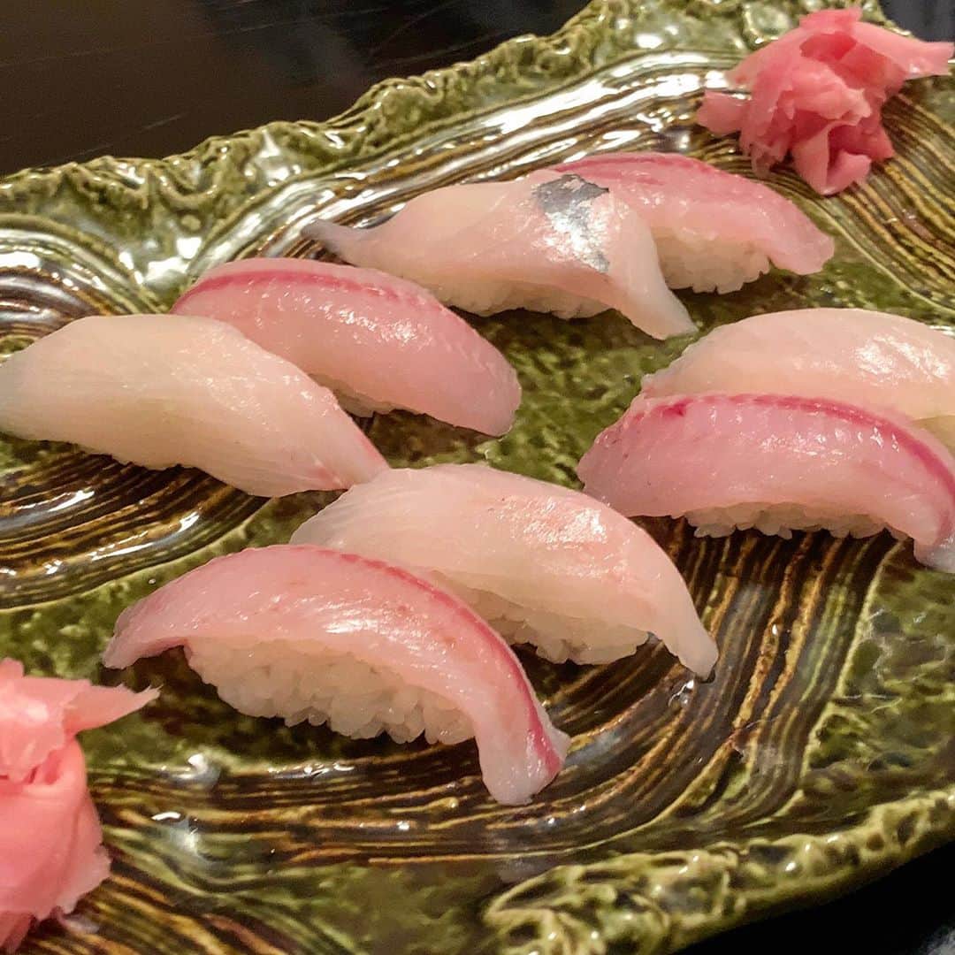 池内万作さんのインスタグラム写真 - (池内万作Instagram)「先日のディナー。 地元の名店福寿司へ。 イカ口、キンメの煮付けに地魚の握りを。 あー旨かった。 たまりませぬ。 ごちそうさまでした！ #イケウチ家のグルメ旅」10月10日 12時27分 - mandeshita