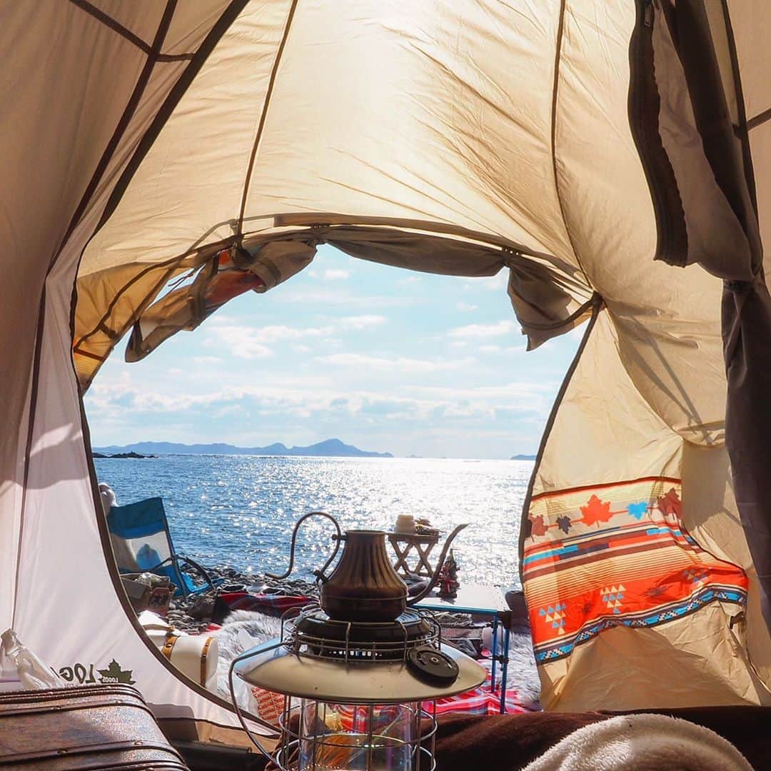 チアコマのインスタグラム：「﻿ 去年年越しキャンプした時のロゴステントからの光景🏕﻿ 海の音を聞きながら寝るの最高すぎた🤦🏼‍♂️❤︎﻿ ﻿ ﻿ 今年はグルキャン予定♡大好きな友達同士会わせるのサイコーに好き🧝‍♀️♥️♥️🧚🏼‍♀️﻿ ﻿ ﻿ #logos #ロゴス #camping #キャンプ #初心者キャンパー #女子キャンプ #テント#海 #海キャンプ #キャンパー  #キャンプ女子 #キャンプ女子と繋がりたい #女子キャンパー #おしゃれキャンプ #おしゃれキャンプギア」