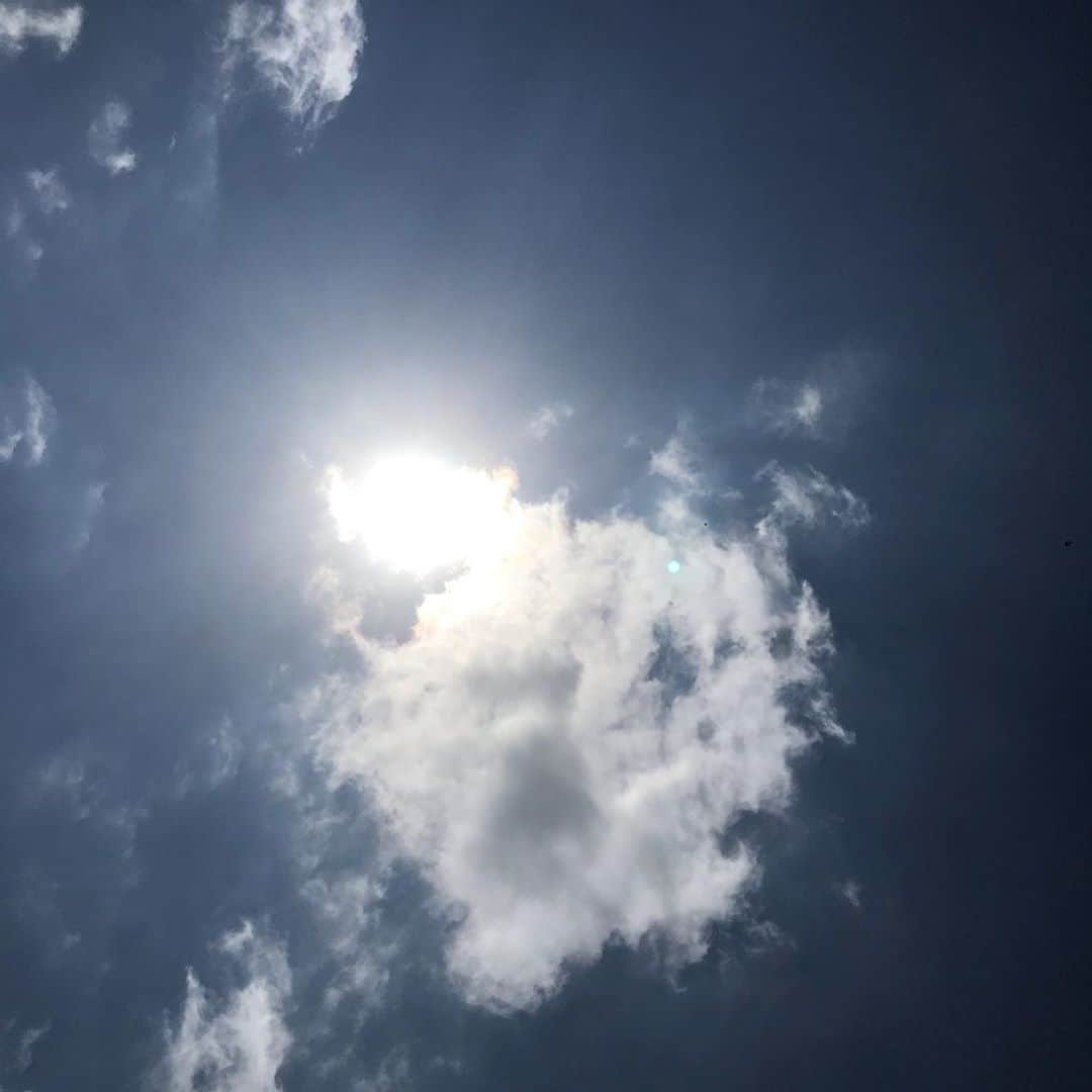 MOOMINのインスタグラム：「今日も暑い☀️ まだまだ泳げるレベル  #沖縄あったかい」