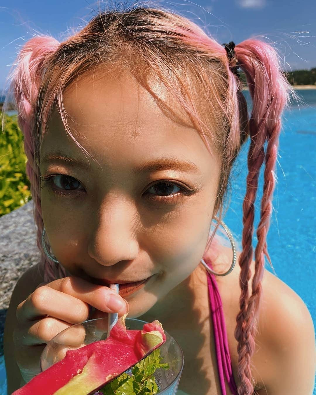 小林レイミさんのインスタグラム写真 - (小林レイミInstagram)「G Morning darling🧞‍♀️🍹💞  #poolsidevibes #morningworkout #fruitcocktail #beachgirl #pinkmood #pinkhair #summervibes #stainlessstraw #bluesky #okinawa #traveljapan #vacations #🍑🌊🍑🌊」10月10日 12時42分 - _reimi._____