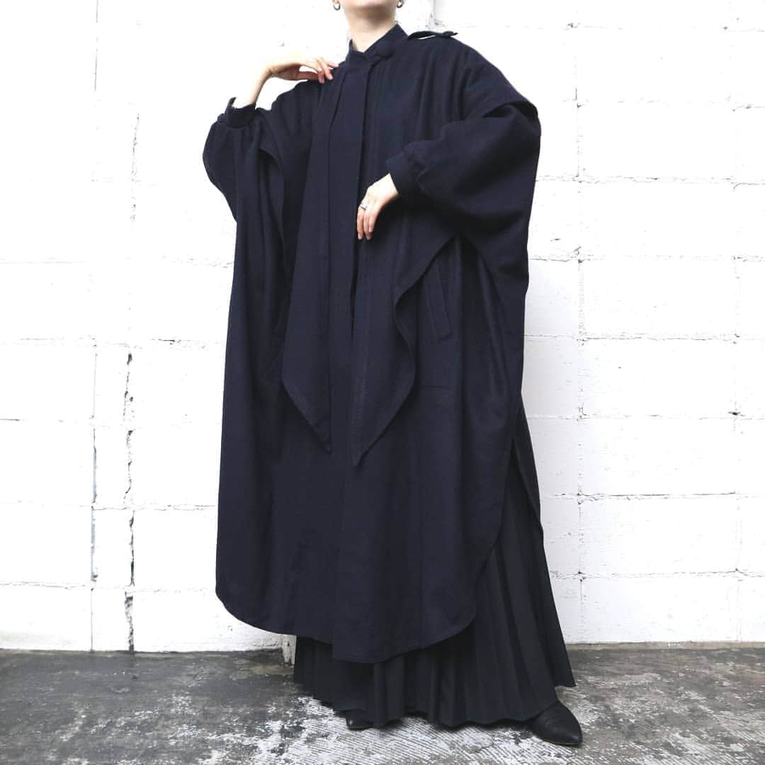 のインスタグラム：「. Wide Silhouette Design Cape Coat   #orfeo #kichijoji #tokyo #vintage #used #fashion #coordinate #outfit . . お問い合わせはインスタグラムのプロフィール掲載のメールアドレスにお願いいたします。コメント、DMでのお問い合わせは受け付けておりませんのでご了承ください。 ONLINE SHOPの商品も店頭にてご購入頂けます。気になる商品がございましたらスタッフにお声掛けください。 . 新型コロナウィルス感染拡大防止策を徹底した上で営業をしております。マスクの着用、入店時にアルコールでの消毒をお願いいたします。」