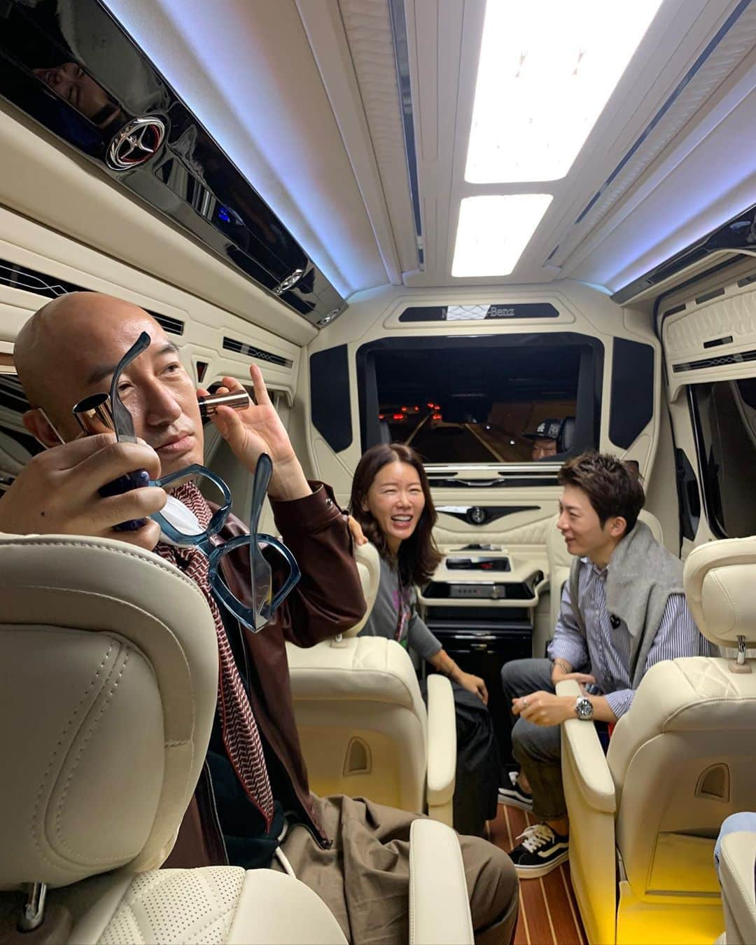 アン・ソニョンさんのインスタグラム写真 - (アン・ソニョンInstagram)「#싹스리_말고  #싹떨이 😝 with @tonyhong1004  @m.sik  . . . 아오, 울 #스스방 한테 주말 독박육아 시켜놓고,  출장이라 쓰고 #절친여행 모드로 아침부터 깨방정 떠들면서 내려와도 헛헛한 마음에 눈물이 앞을 가리고 그러네요🤣🤣🤣  #여보난하나도신나지않아 #진짜야🤣🤣🤣 . . . #마스크를쓰고도 #삐져나오는웃음  . . . #벤츠리무진버스 정도는 타고 내려야 #싹떨이그룹투어 너낌이 딱 살져!  . . . 자 지금부터 #놀던언니 #푸싼투어 인스타 #대리만족투어 시작합니드아🙋🏻‍♀️」10月10日 12時42分 - anney_an_love