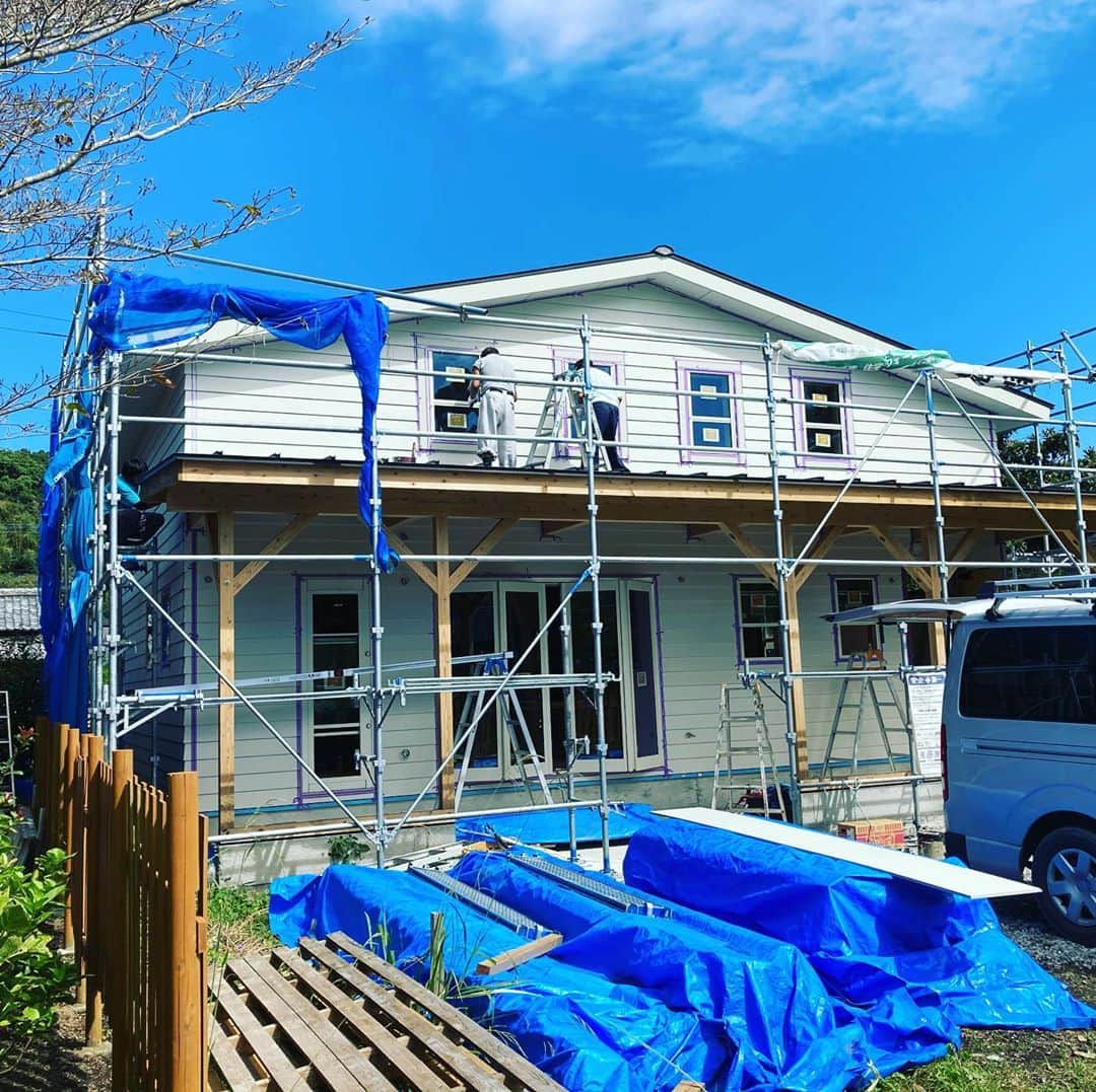 日大建築のインスタグラム：「#日大建築#カリフォルニアスタイル #サーファーズハウス新築#注文住宅#宮崎市#モダン#オシャレ#ビーチ#海#surf #ハワイ#アメリカン#大工#建築#設計#ウッドスタイル#中古住宅#リフォーム#リノベーション#カバードポーチ#ウッドデッキ#ヘリンボーン#マイホーム#家造り」