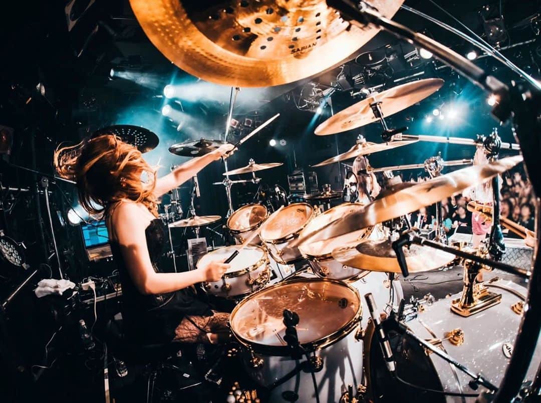 のインスタグラム：「🥁🥁🥁  10月10日はドラムの日♛  Photo by (@cqun_yyy)  #Aldious #AldiousMarina #アルディアス #femalemusician #femaledrummer #drummer #drums #dwdrums #drumslife #drumset #drumkit #drummergirl #girlband #music #metal #rock #jrock #drumstagram #evans #instagood #vicfirth #myperfectpair #sabian #girl #ドラム #ドラマー」