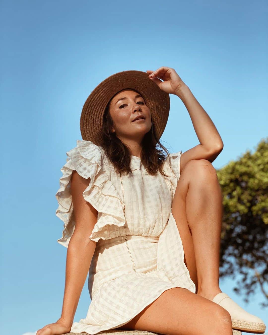 アリッサ ウーテンのインスタグラム：「It’s Aloha Friday 🌺 PC @chissta @revolve @tularosalabel #revolveme #リボルブクロージング 最大65%OFFセールが今日からスタート！」