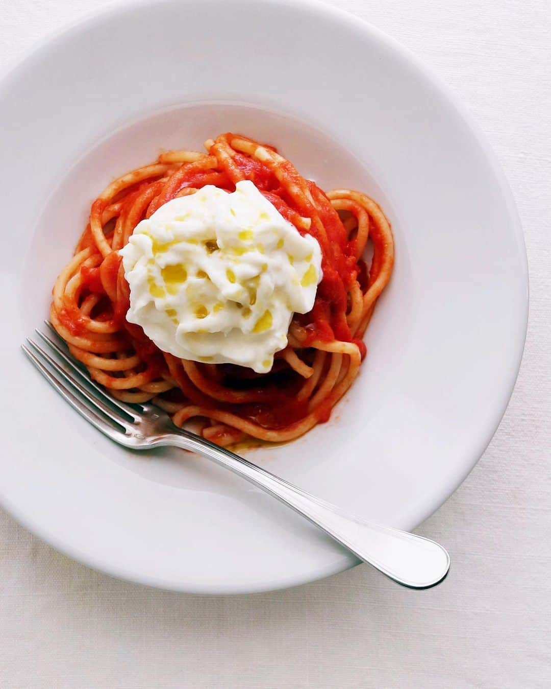 樋口正樹さんのインスタグラム写真 - (樋口正樹Instagram)「Tomato pasta with burrata . 今日の昼は簡単に 美味しい美味しい パスタを作ったよ。 市販の材料ですが 本格的なひと皿に！ . パスタは長く太い ヴィチドーミニの スパゲットーニで、 トマトのソースは、 ラ・コッリーナの パッサータ・ディ ポモドーロを使い、 皿に盛り付けたら いっつも勧めてる ディステファノの ブッラータをオン。 . 今回の材料すべて エッセンティアで。 @essentia_gakudai . . ちなみに10月10日は#トマトの日 . #パスタ #スパゲットーニ #ブッラータ #ブラータ #ブラータチーズ #ブッラータチーズ #ディステファノ社 #ステファノ社 #パスタ好き #ポモドーロ #ヴィチドーミニ #エッセンティア #学芸大学グルメ #Spaghettoni #Pomodoro #lovepasta #pastaitaliana #cucinaitaliana #iloveitalianfood #pasta #pastalover #italianpasta #italianfood #italyfoodporn #burrata #burratagram #distefanocheese #Vicidomini」10月10日 12時52分 - higuccini