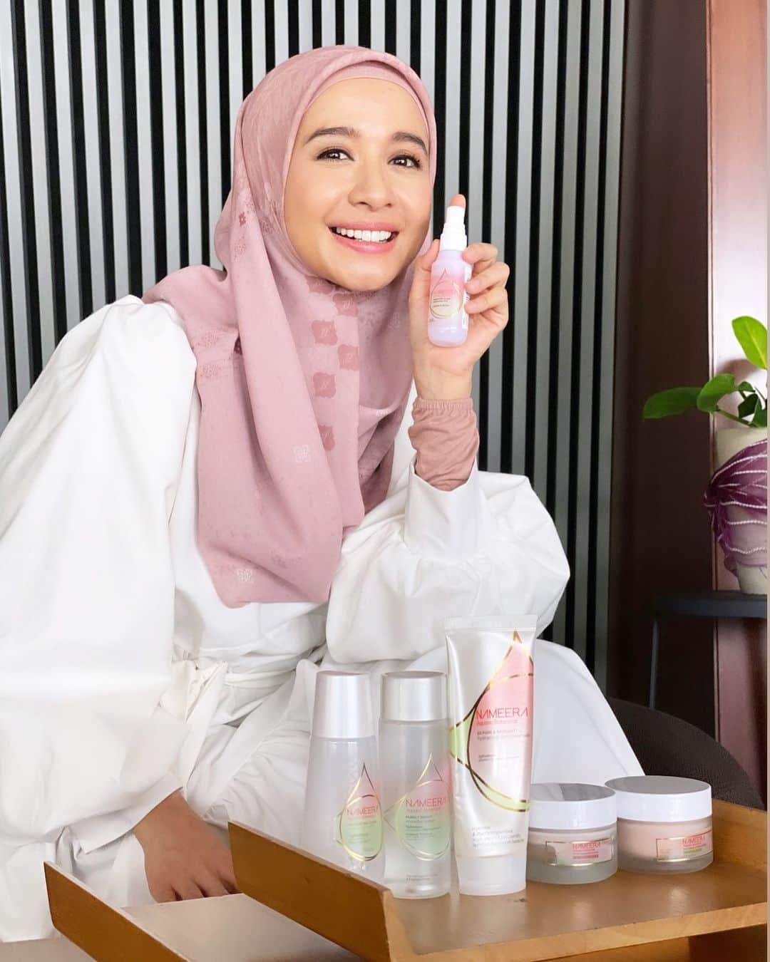 ラウディアシンシアベラのインスタグラム：「Assalamu'alaikum warahmatullahi wabarakatuh 🤍 hai semua👋 Biar kulitmu tetap lembap & cerah bercahaya di rumah, yuk rawat dengan Nameera! Kebetulan banget nih, semua produk @nameeraid lagi ada diskon s/d 40% di e-commerce kesayangan kamu! Tunggu apa lagi? Beli dan coba sekarang ya! #CantiknyaFitrah」