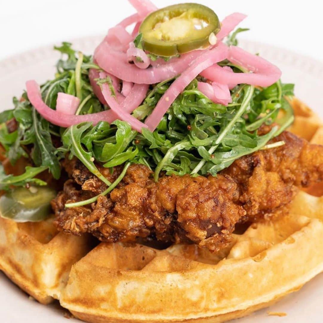 のインスタグラム：「今だけ限定！！ ワードにあるレストラン、スクラッチキッチンにKAUKAUのクーポンを持っていくと、毎日15時〜18時の間お食事、飲み物が50%オフになります！ 50％オフです、半額です！！ ハワイ在住の方はお見逃しなく😆 KAUKAUクーポンの持参をお忘れなく😉ウェブにもクーポンあります🌺  #Hawaii #honolulu #hawaiirestaurant #food #EatHawaii #HawaiiCoupon  #KAUKAU #KAUKAUHawaii #ハワイグルメ #ハワイおすすめ #ハワイご飯 #ハワイごはん #ハワイランチ #ハワイディナー #ハワイクーポン #ハワイ情報 #ハワイおすすめレストラン #scratchkitchen #kakaako #ward #southshoremarket #スクラッチキッチン #カカアコ #ワード #サウスショアマーケット」