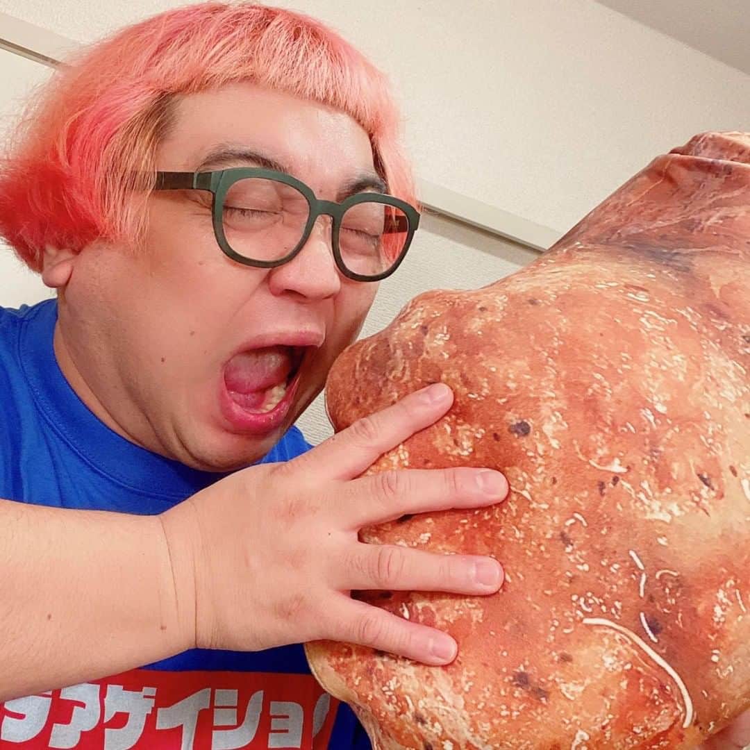 デッカチャンのインスタグラム：「#特からの謎を解くから  謎解きキャンペーン開催中だよ🥁  毎週土曜正午に公開してる 「謎解き挑戦状」全部正解したら応募でき、 500名に“特から”クッション&からあげ詰合せBOXが抽選でもらえる。  謎解きを楽しめて、 プレゼントももらえるなんて、 テンションAGEAGE👆  @tokukara_cp （特からのTwitter 🆔）  ●詳細● https://www.nichireifoods.co.jp/cp_tokukara_2020/  #特から #ニチレイ #PR」