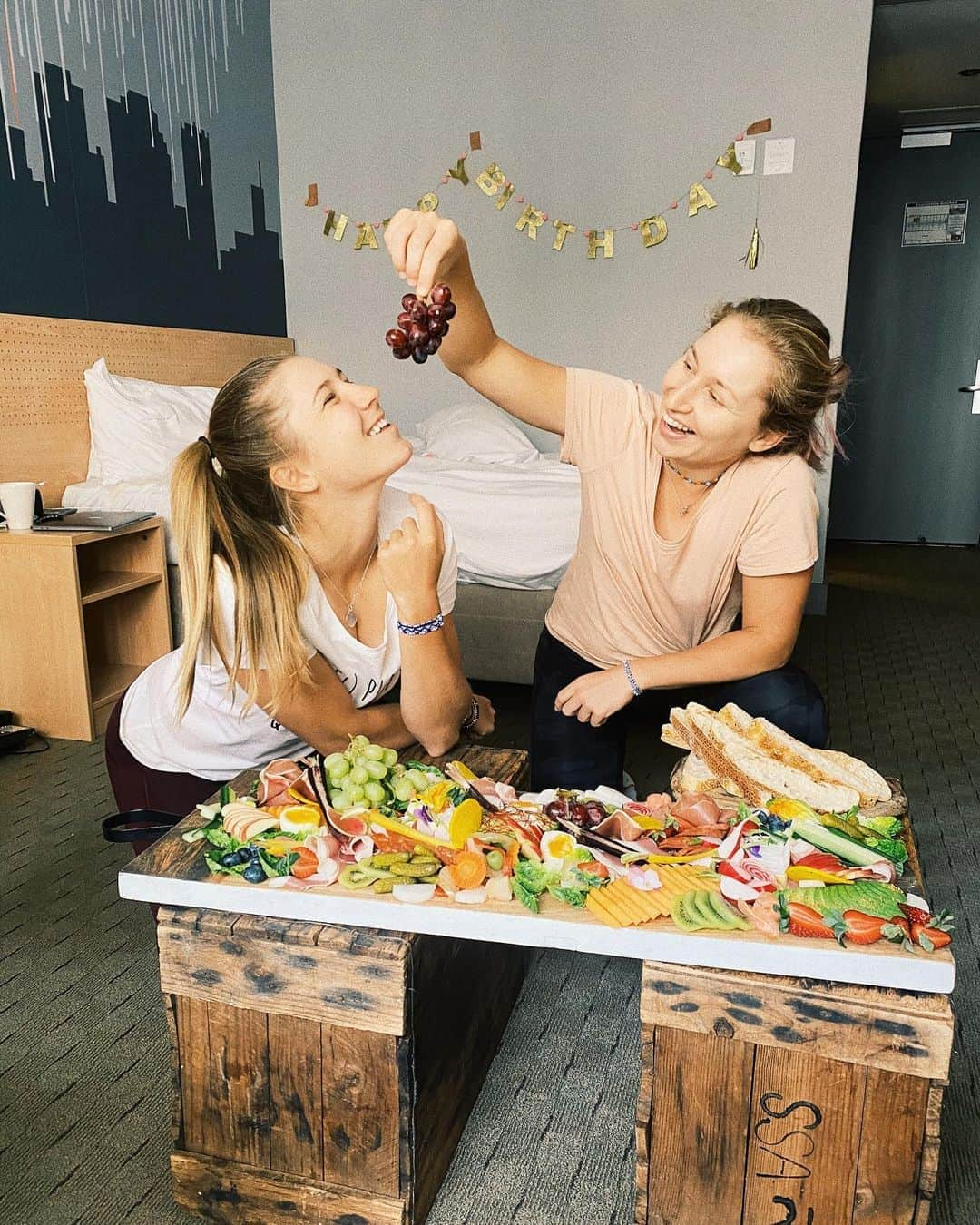 ダリア・ガブリロワさんのインスタグラム写真 - (ダリア・ガブリロワInstagram)「Birthday in quarantine ain’t too bad! Happy birthday @ellenperez95 ! Except I kinda feel like it’s my birthday too 😂」10月10日 13時00分 - daria_sav