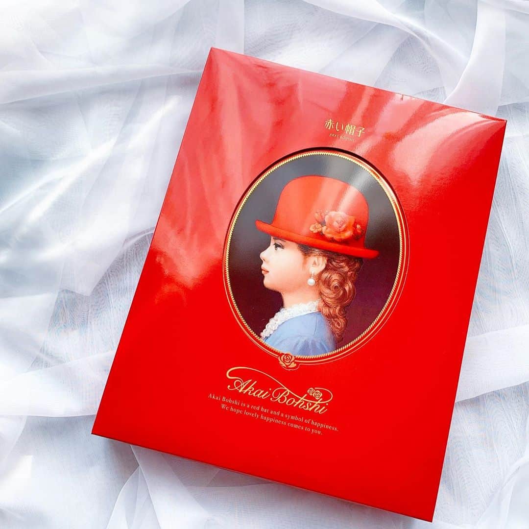 mii_stagramさんのインスタグラム写真 - (mii_stagramInstagram)「🎩♥️🎩 . 1985年に発売されて以来 ずっと親しまれてきた 贈答品アソートクッキー @akaibohshi.japan  #赤い帽子 が10月1日にリニューアル✨✨ . 子供の頃からお盆やお彼岸やお正月など 節目、節目に親戚やお付き合いある方が 贈って下さる親しみのある「赤い帽子」 . 可愛い缶のケースの蓋を開けると 子供の頃目に映った 色とりどりのクッキーは宝石箱のように キラキラと見えました✨✨ . 母が兄と私の分を分けてくれて 仲良く食べたのも思い出💕 今でも実家に届く「赤い帽子」は 兄家族と我が家の分をちゃんと 母が分けてくれます🍪✨ . バラエティーに富んだ12種類45枚入り バターの香りにほんのり甘い サクサクな食感は どこか懐かしくホッとします🐰💭💞 食べ終わった後の缶のケースも 何に使うか楽しみ✨✨ . . . #幸せの赤い帽子#赤い帽子 #リニューアル #クッキー#クッキー缶 #チュコ#チョコレート#クッキー詰め合わせ#アソートクッキー#バラエティセット#お菓子詰め合わせ#贈答品#お土産#手土産#贈り物#プレゼント#スイーツ#スイーツ女子 #お取り寄せスイーツ #お取り寄せ#おやつ#おやつタイム#オヤツ#おうち時間#おうちカフェ#お家カフェ #置き画 #置き画くら部  ✩ ⋆ ✩ ⋆ ✩ ⋆ ✩ ⋆ ✩﻿ ⋆ ✩ ⋆ ✩﻿ 見て下さった方(*´︶`*)♡Thanks!💐」10月10日 13時07分 - miyuki.0419.karemari