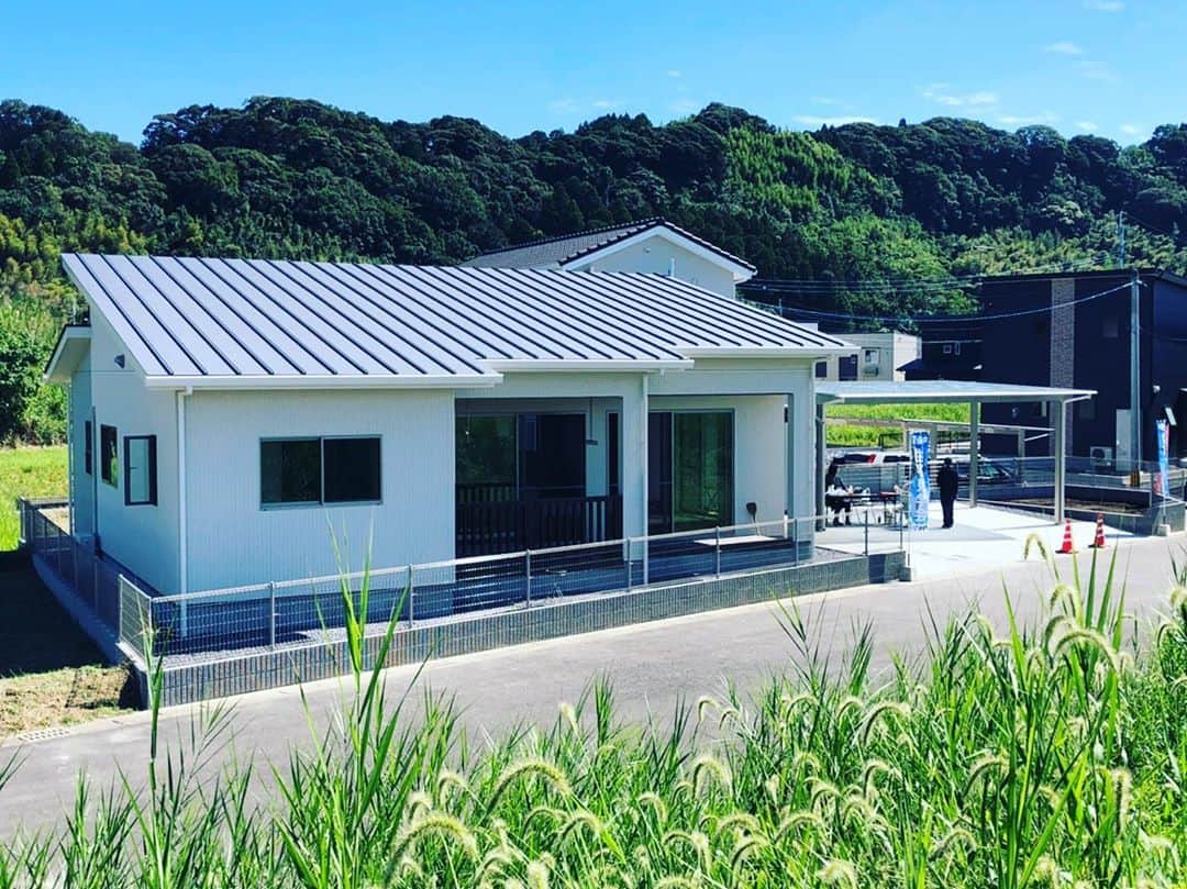 日大建築のインスタグラム：「宮崎市高岡町で完成見学会やってます‼︎詳しくはホームページにて‼︎ #日大建築#カリフォルニアスタイル #サーファーズハウス新築#注文住宅#宮崎市#モダン#オシャレ#ビーチ#海#surf #ハワイ#アメリカン#大工#建築#設計#ウッドスタイル#中古住宅#リフォーム#リノベーション#カバードポーチ#ウッドデッキ#ヘリンボーン#マイホーム#家造り」