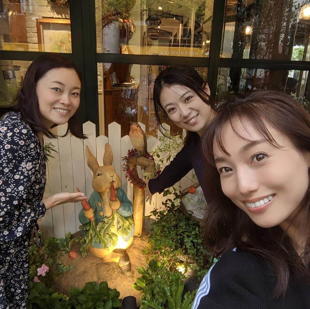 愛純もえりのインスタグラム：「ピーターラビットちゃんに会えたよ🐰  可愛かったし美味しかったけど、 何より ゆうこりん　と　りの　に会えて HAPPY♪  #華耀きらり　ちゃん #遼かぐら　ちゃん #花組娘役」