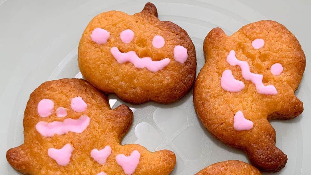 浜平恭子さんのインスタグラム写真 - (浜平恭子Instagram)「どうも❣️ 神戸のステラおばさんこと、はまひ〜です👵🍪 今日は少し早いですが #ハロウィン #クッキー を焼きました🍭 #Seria  のかぼちゃクッキーミックス粉と、かぼちゃ🎃とおばけ👻の型、アイシングデコペンを使って💖 Seriaのクッキーミックス粉は美味しいし、いろんなフレーバーがあってよく買います👍 ちょこっと作りたい時に便利✨  #はまひーカフェ  #手作りクッキー #お菓子作り #トリックオアトリート  #ちょっと早いね #でも #お菓子をくれないと #いたずらしちゃうぞ #とは #年中思っている （笑）」10月10日 13時21分 - hamahi1231