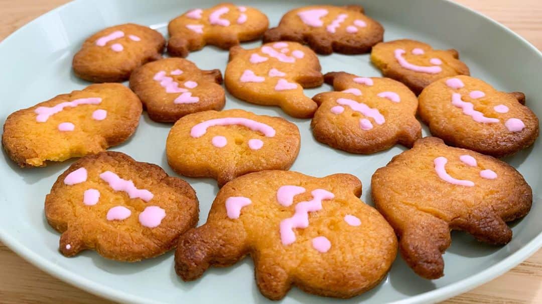 浜平恭子さんのインスタグラム写真 - (浜平恭子Instagram)「どうも❣️ 神戸のステラおばさんこと、はまひ〜です👵🍪 今日は少し早いですが #ハロウィン #クッキー を焼きました🍭 #Seria  のかぼちゃクッキーミックス粉と、かぼちゃ🎃とおばけ👻の型、アイシングデコペンを使って💖 Seriaのクッキーミックス粉は美味しいし、いろんなフレーバーがあってよく買います👍 ちょこっと作りたい時に便利✨  #はまひーカフェ  #手作りクッキー #お菓子作り #トリックオアトリート  #ちょっと早いね #でも #お菓子をくれないと #いたずらしちゃうぞ #とは #年中思っている （笑）」10月10日 13時21分 - hamahi1231