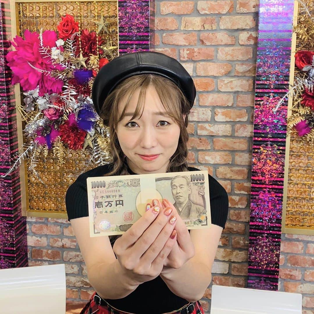 須田亜香里さんのインスタグラム写真 - (須田亜香里Instagram)「人生で初めて100万円触った… . . #KEIRINで100万賭けたいオンナたち  100万円獲得！皆、応援してくれて本当にありがとうございました😳💓 . お約束通り、これ全部10月18日の人生初競輪で賭けます！ 寛仁親王杯、一緒に楽しみましょう〜🚴✨ ..」10月10日 13時18分 - akarisuda