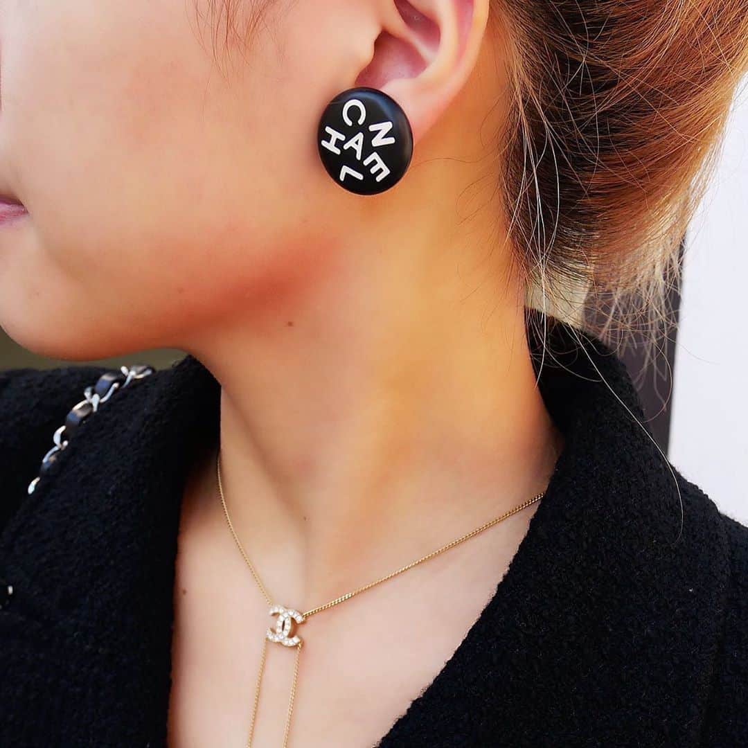 のインスタグラム：「Vintage Chanel logo earrings from 1995 🖤🤍  On website search for AO28399.  Free Shipping Worldwide ✈︎  DM for more information 💌info@amorevintagetokyo.com #AMOREvintage #AMORETOKYO #tokyo #Omotesando #Aoyama #harajuku #vintage #vintageshop #ヴィンテージ #ヴィンテージショップ #アモーレ #アモーレトーキョー #表参道 #青山 #原宿#東京 #chanel #chanelvintage #vintagechanel #ヴィンテージ #シャネル #ヴィンテージシャネル #シャネルヴィンテージ #amoreomotesando #アモーレ表参道」